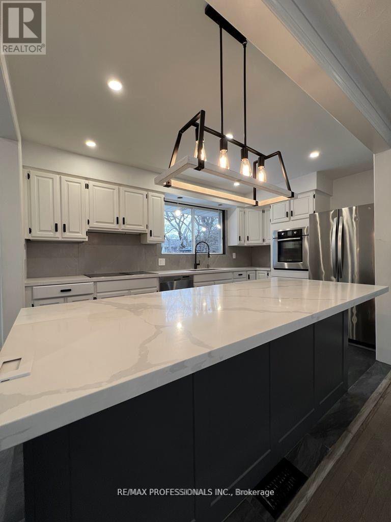 15 Ridge Drive, Oakville, Ontario  L6H 1B7 - Photo 7 - W12633120