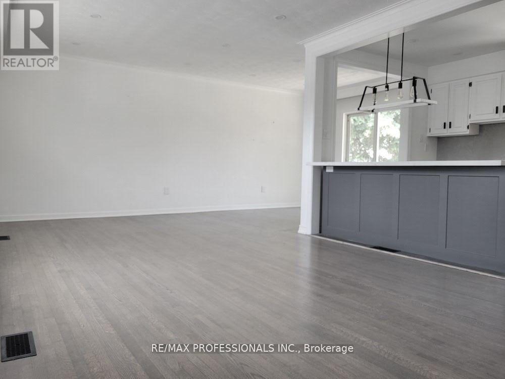 15 Ridge Drive, Oakville, Ontario  L6H 1B7 - Photo 8 - W12633120