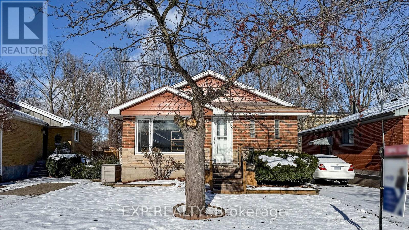 26 Ramsey Crescent, Hamilton (Ainslie Wood), Ontario  L8S 2N2 - Photo 2 - X12633160