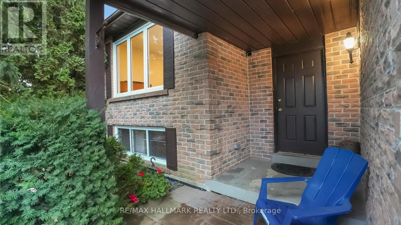 22 Avondale Crescent, Aurora, Ontario  L4G 3P6 - Photo 2 - N12523544