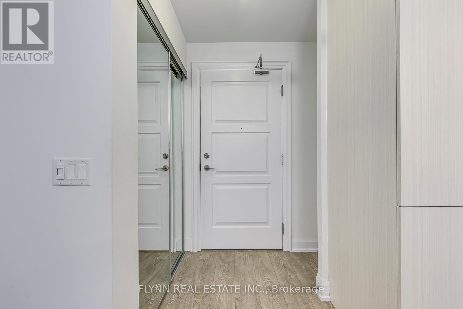 2001 - 36 Elm Drive W, Mississauga (City Centre), Ontario  L5B 0N3 - Photo 10 - W12633174