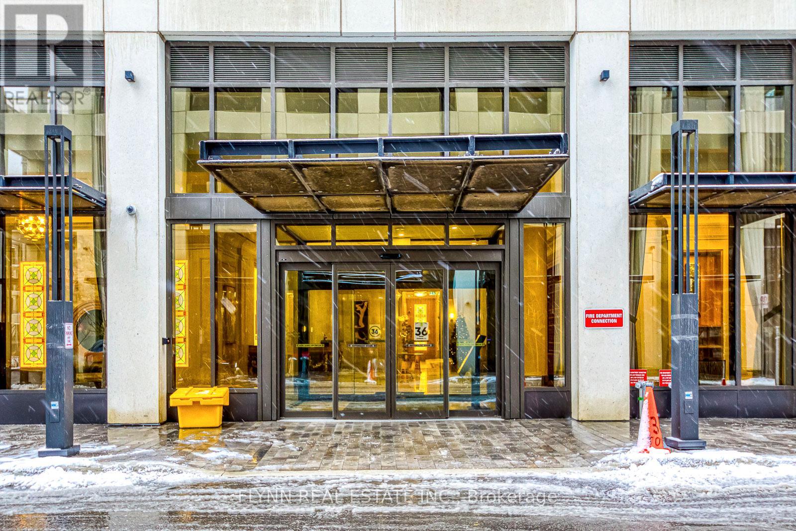 2001 - 36 Elm Drive W, Mississauga (City Centre), Ontario  L5B 0N3 - Photo 3 - W12633174