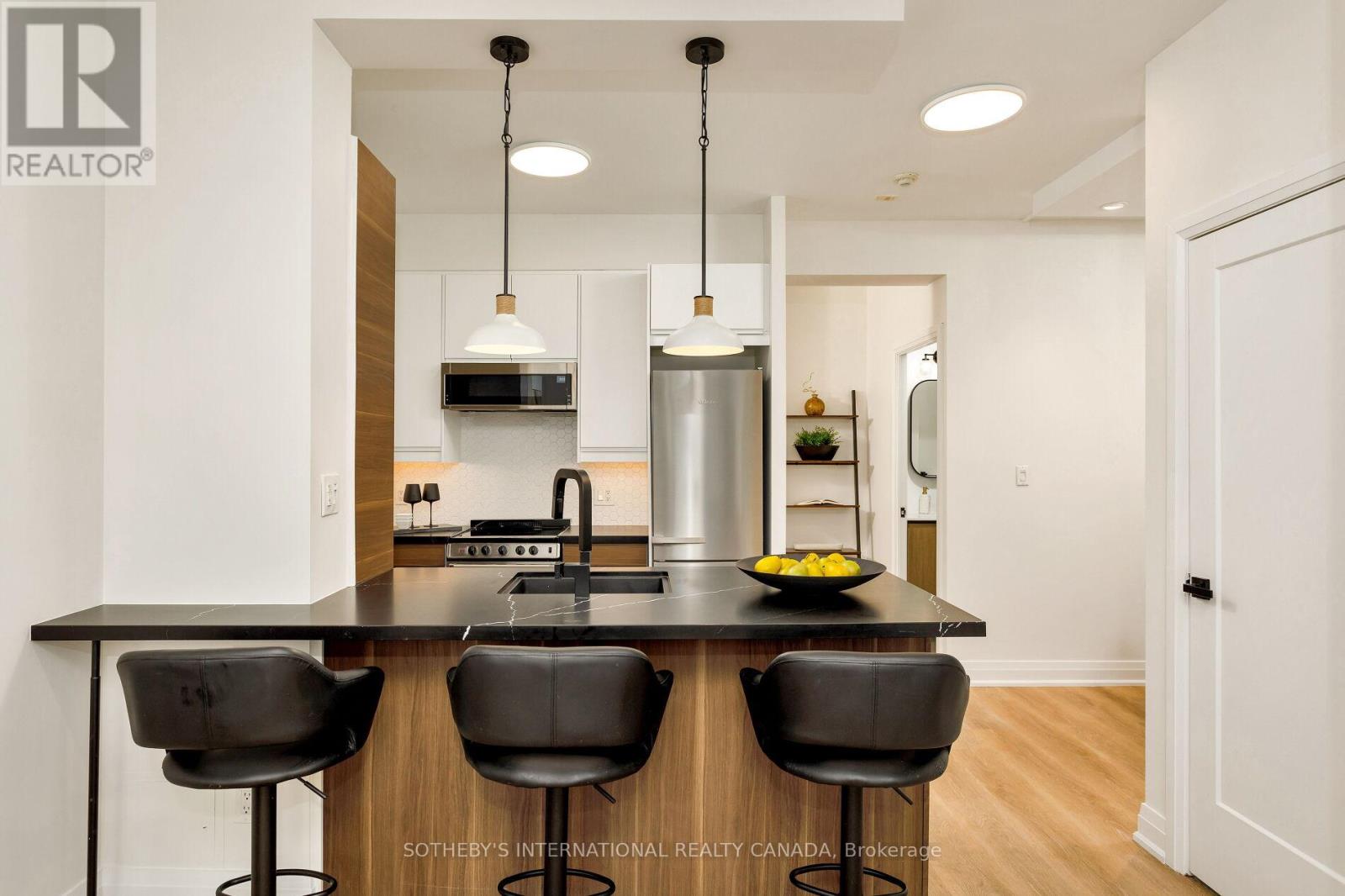 201 - 3391 Bloor Street W, Toronto, Ontario  M8X 1G3 - Photo 4 - W12633176