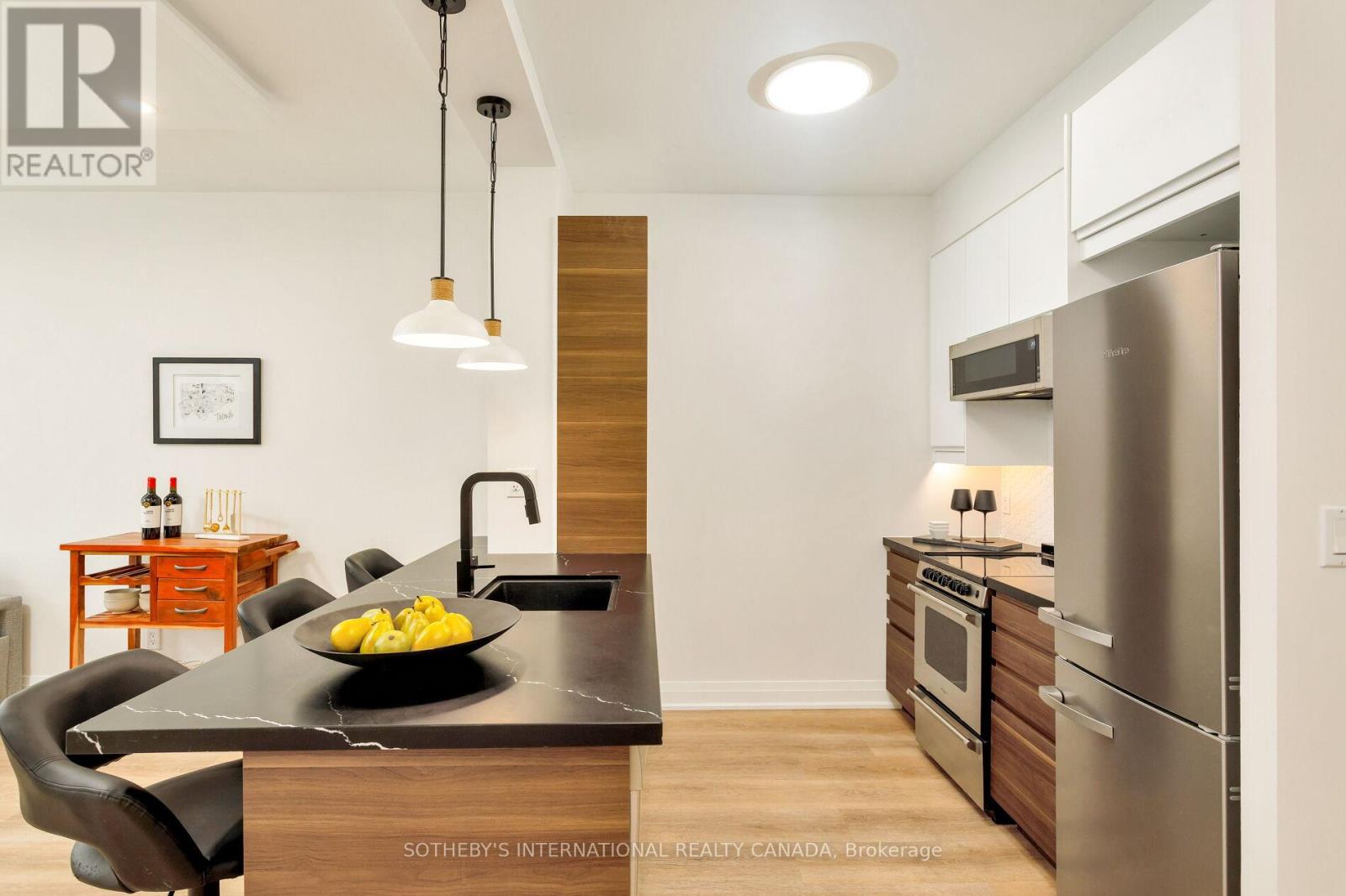 201 - 3391 Bloor Street W, Toronto, Ontario  M8X 1G3 - Photo 6 - W12633176