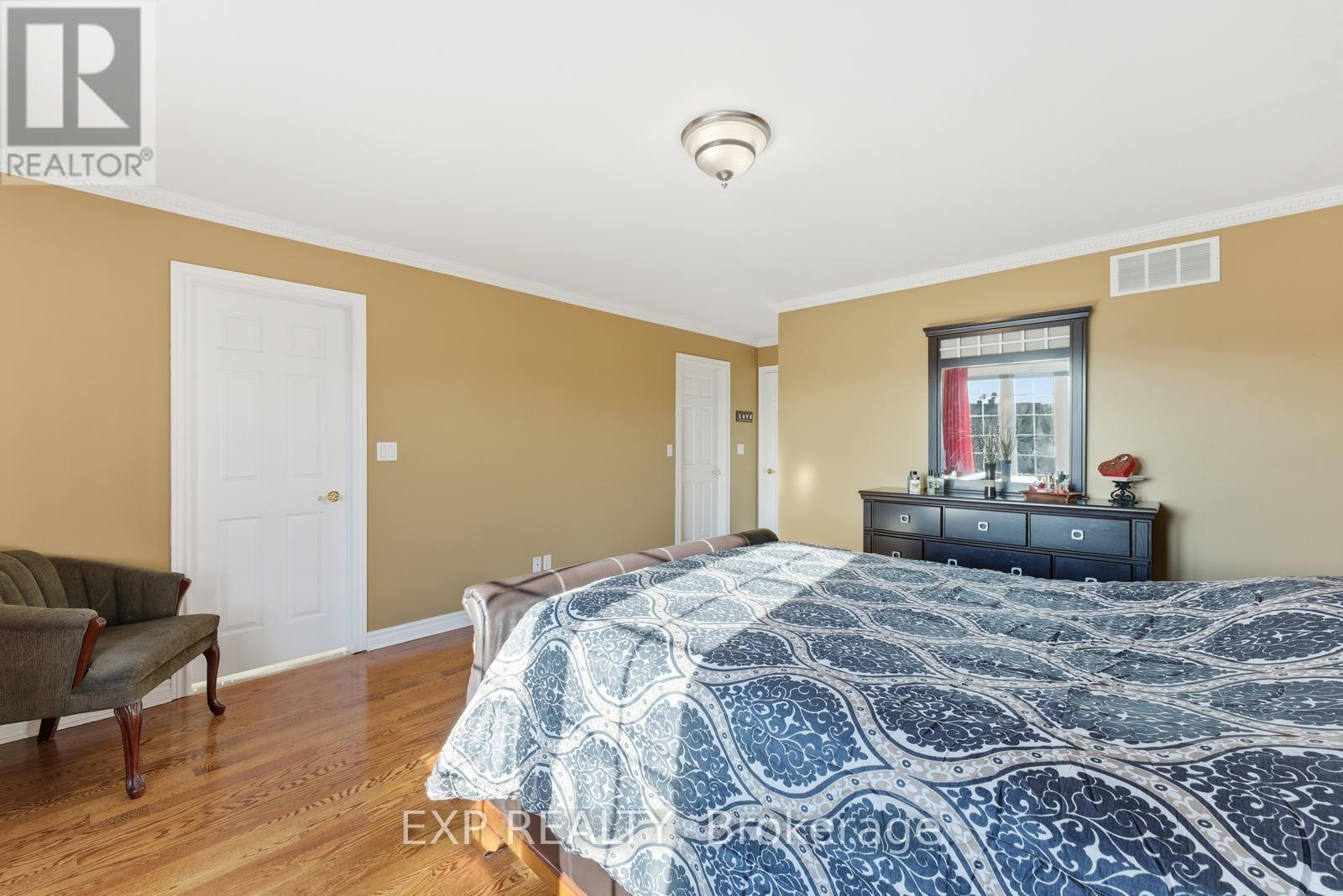229 Dunraven Drive, Toronto, Ontario  M6M 1H8 - Photo 15 - W12562550