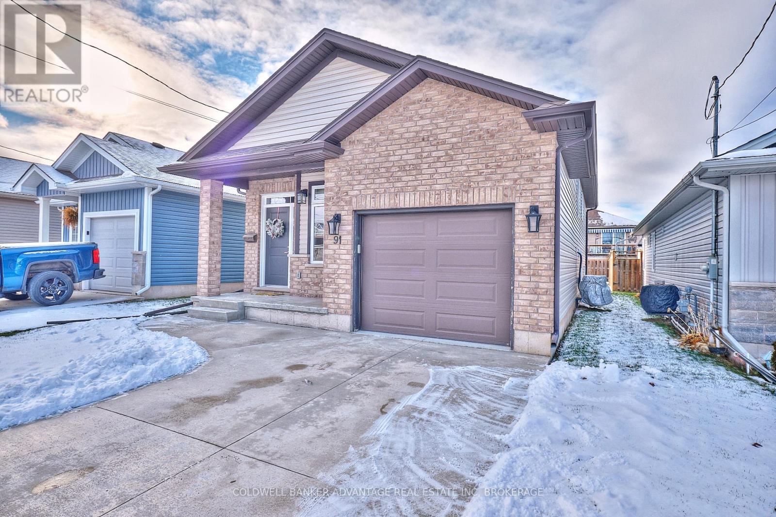 91 Scholfield Avenue S, Welland (Lincoln/crowland), Ontario  L3B 1N4 - Photo 2 - X12633218