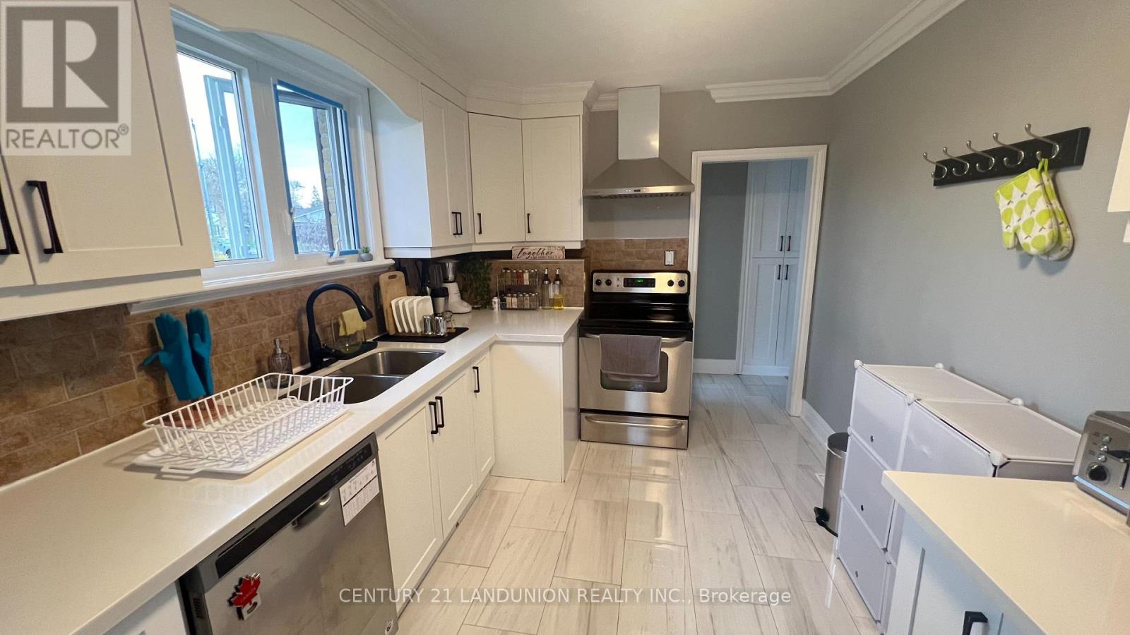 Main - 301 Browndale Crescent, Richmond Hill (Crosby), Ontario  L4C 3H9 - Photo 2 - N12633242