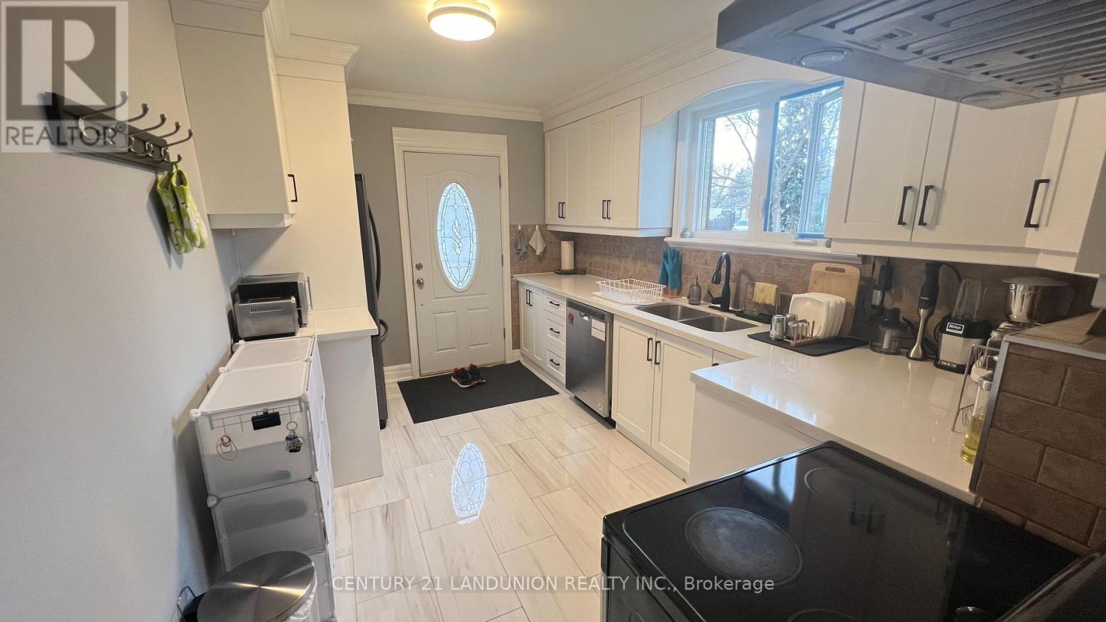 Main - 301 Browndale Crescent, Richmond Hill (Crosby), Ontario  L4C 3H9 - Photo 3 - N12633242