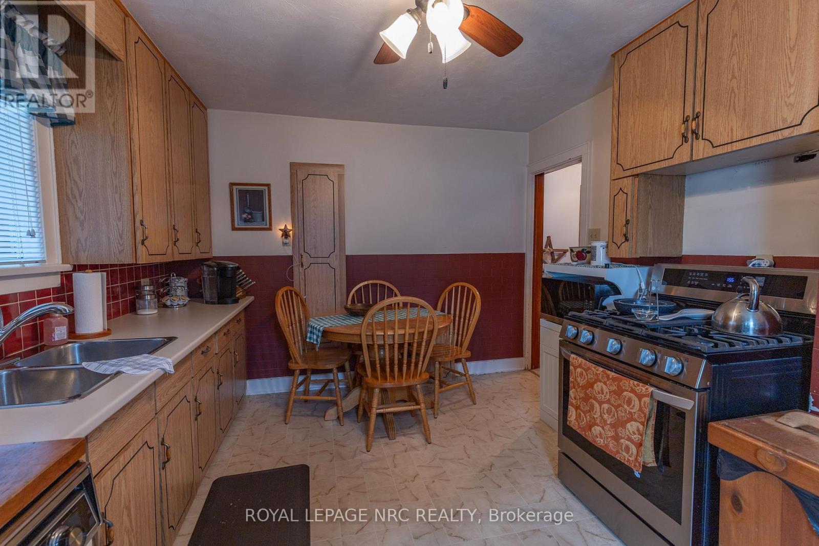 248 Bell Street, Port Colborne, Ontario  L3K 1J4 - Photo 12 - X12432180