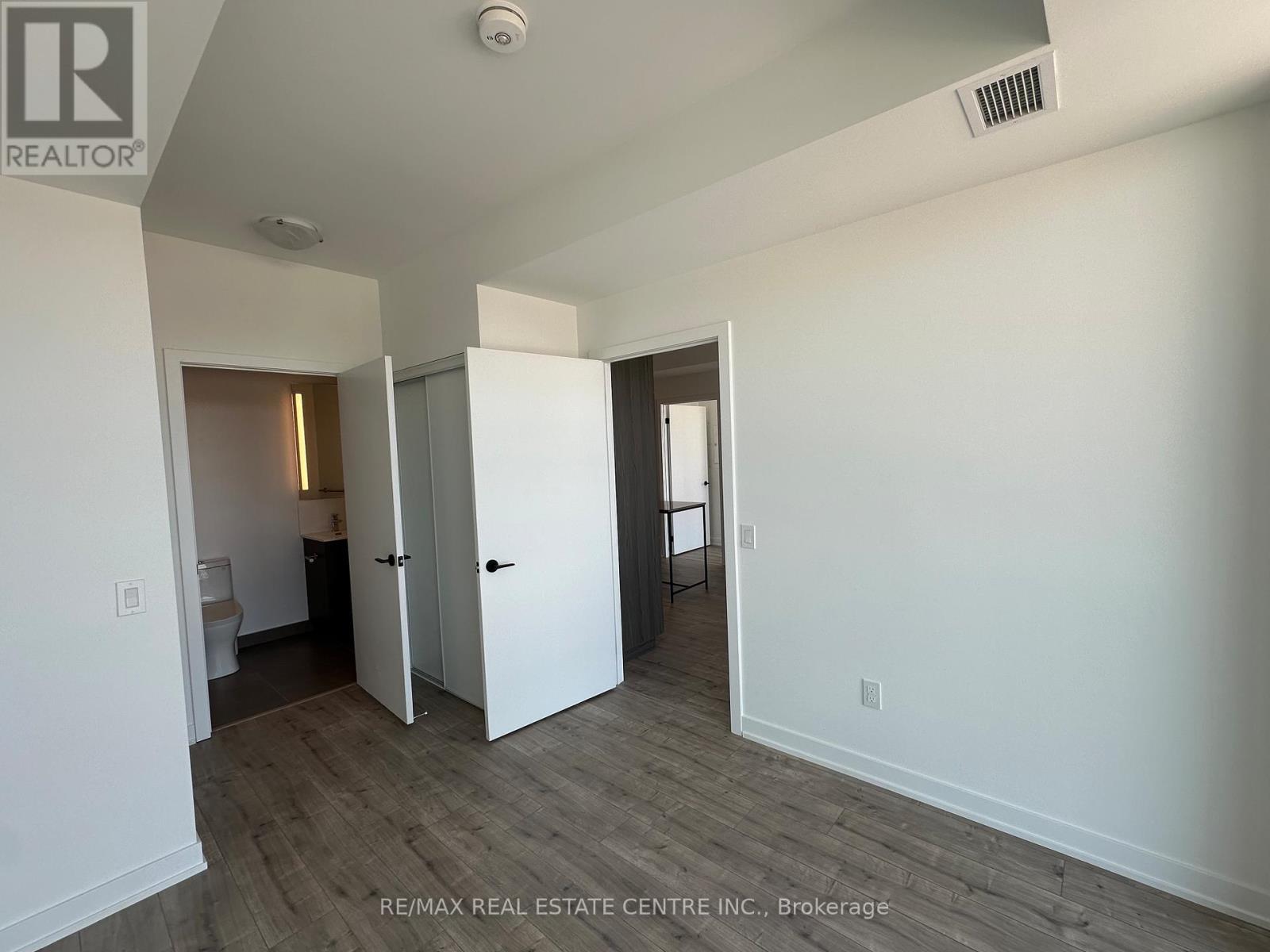 1002 - 220 Missinihe Way, Mississauga, Ontario  L5H 0A9 - Photo 9 - W12613078