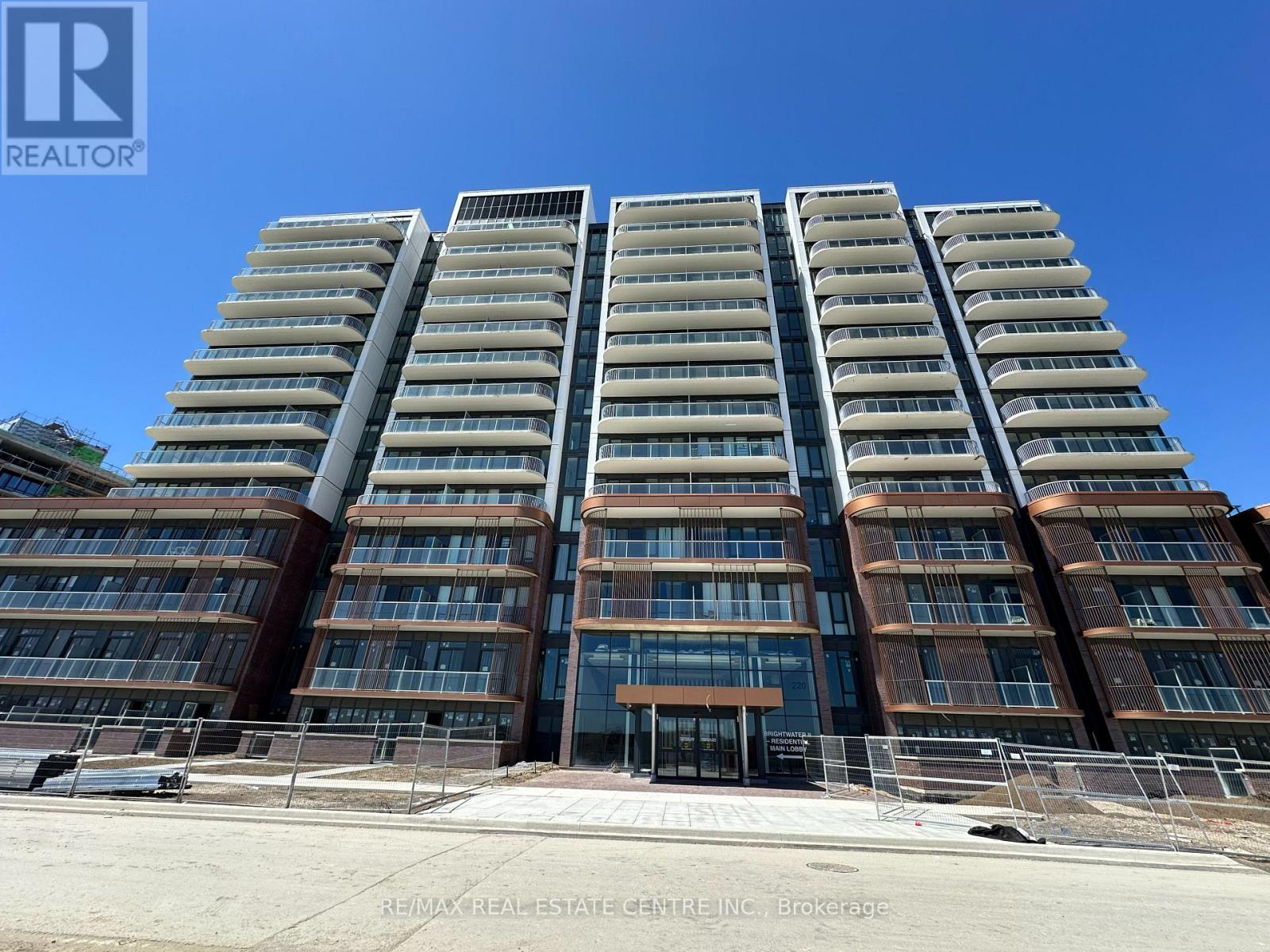 <div class="slider-price">$2,900 Monthly</div><p>1002 - 220 Missinihe Way, Mississauga, Ontario</p>