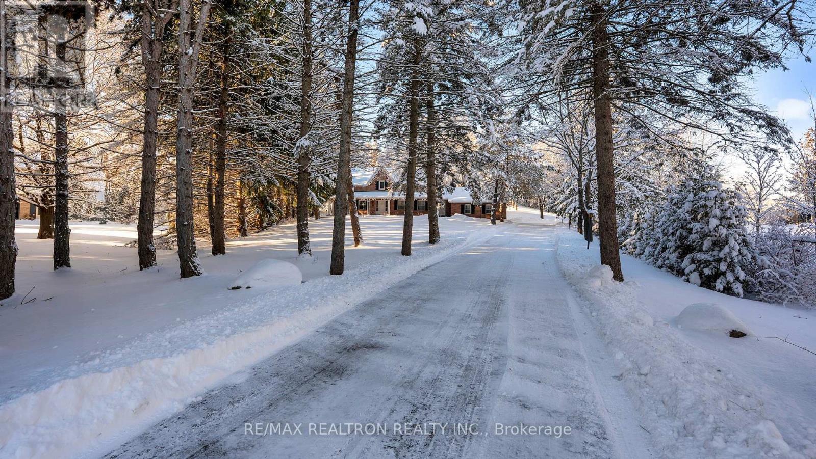 8 BLUE GRASS DRIVE, Aurora, Ontario