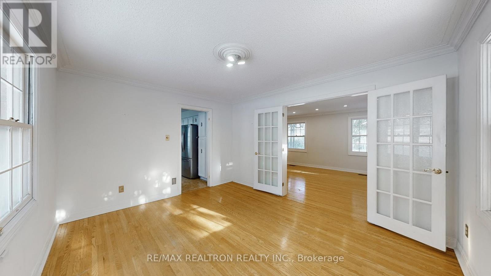 8 Blue Grass Drive, Aurora, Ontario  L4G 6W4 - Photo 10 - N12633244