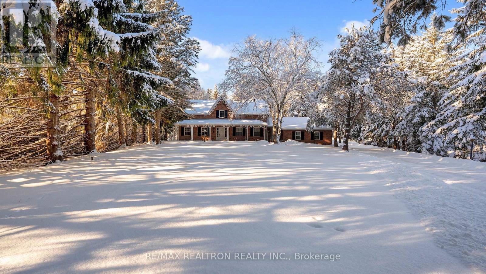 8 Blue Grass Drive, Aurora, Ontario  L4G 6W4 - Photo 2 - N12633244