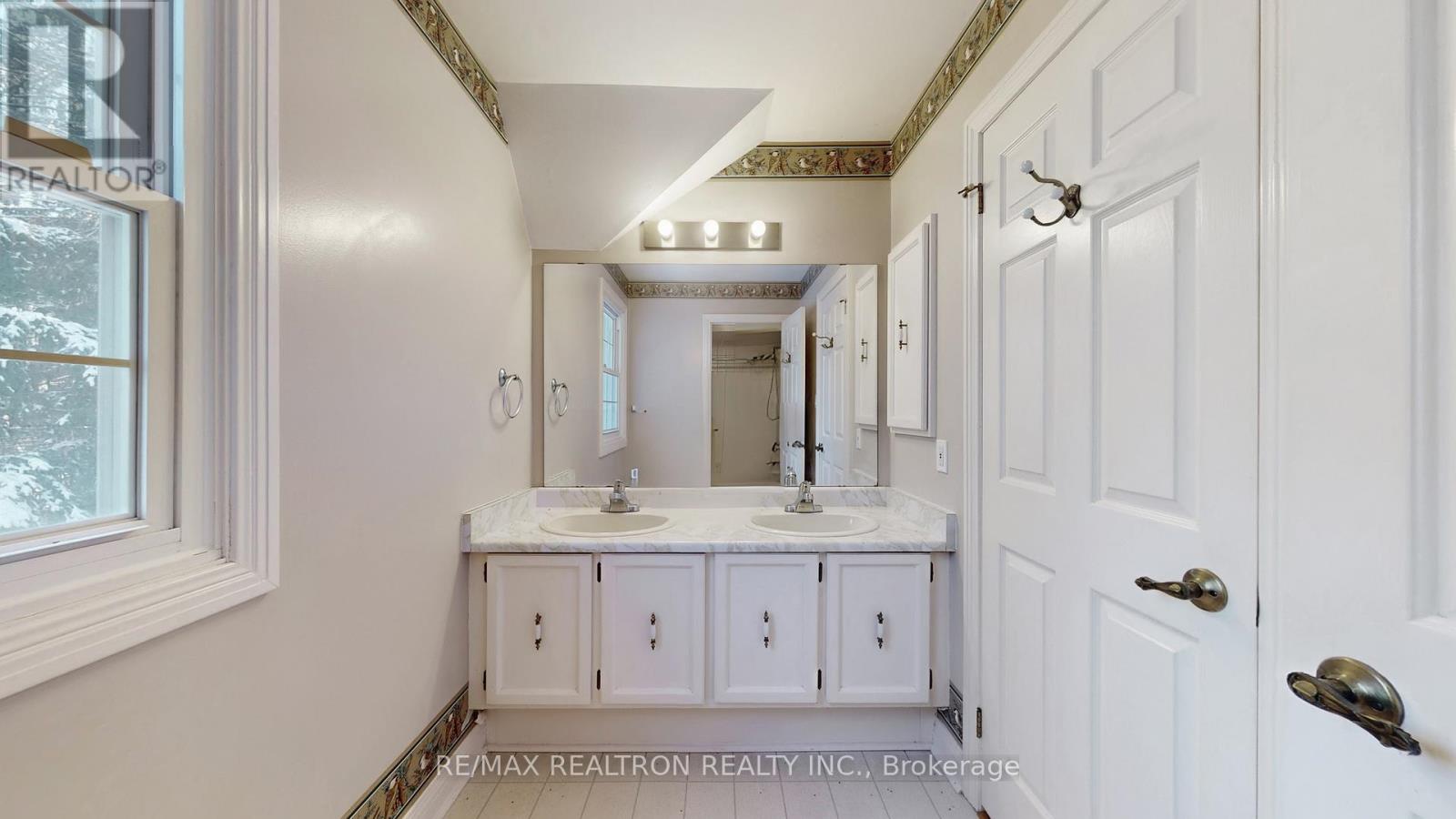 8 Blue Grass Drive, Aurora, Ontario  L4G 6W4 - Photo 23 - N12633244