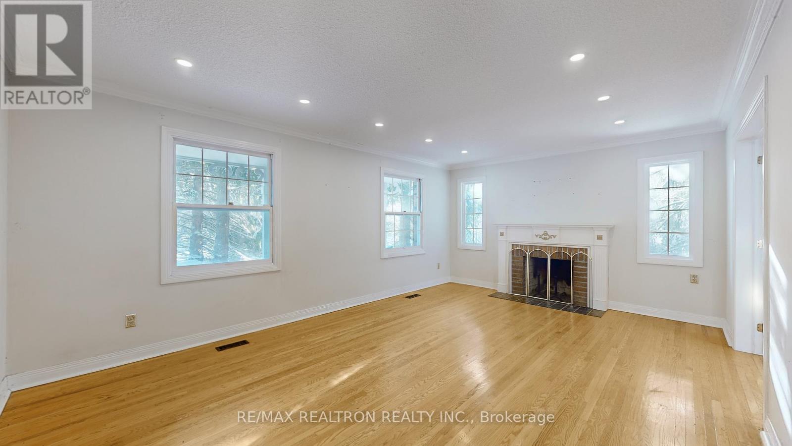 8 Blue Grass Drive, Aurora, Ontario  L4G 6W4 - Photo 7 - N12633244