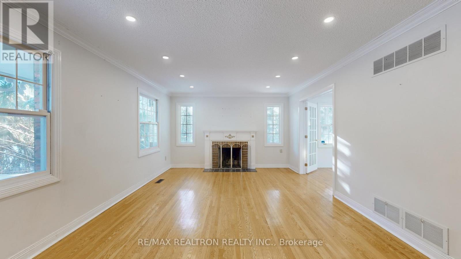 8 Blue Grass Drive, Aurora, Ontario  L4G 6W4 - Photo 8 - N12633244