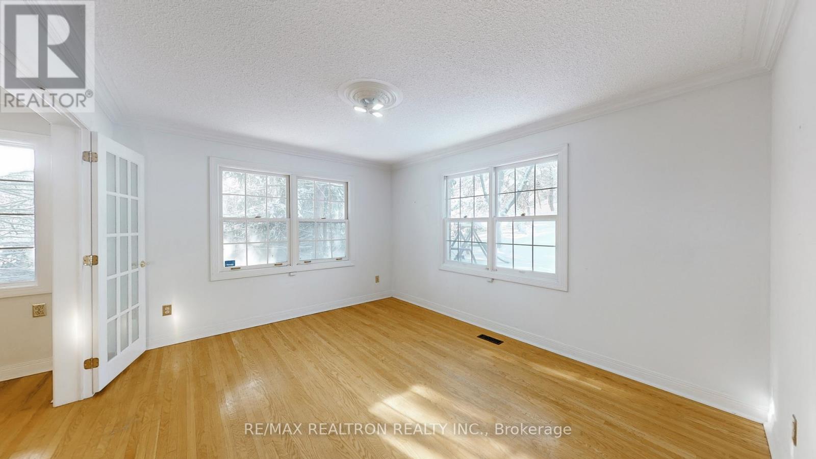 8 Blue Grass Drive, Aurora, Ontario  L4G 6W4 - Photo 9 - N12633244