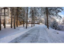 8 BLUE GRASS DRIVE, Aurora, Ontario