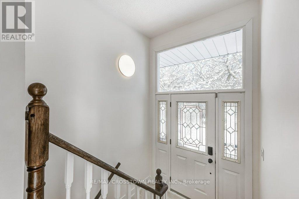 436 Dixon Boulevard, Newmarket, Ontario  L3Y 5C7 - Photo 4 - N12633314