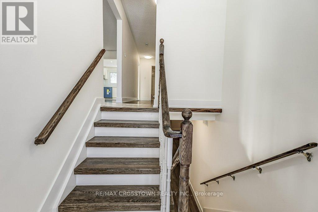 436 Dixon Boulevard, Newmarket, Ontario  L3Y 5C7 - Photo 5 - N12633314