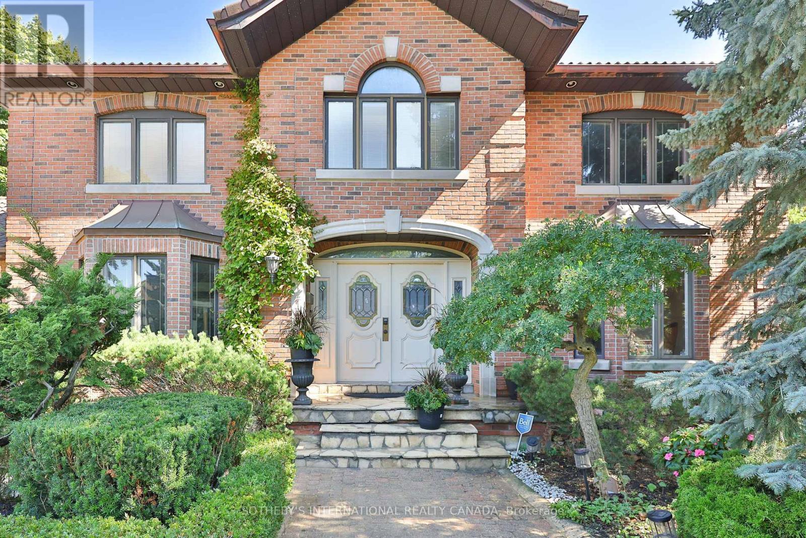 1070 Geran Crescent, Mississauga, Ontario  L5H 4A6 - Photo 3 - W12633296