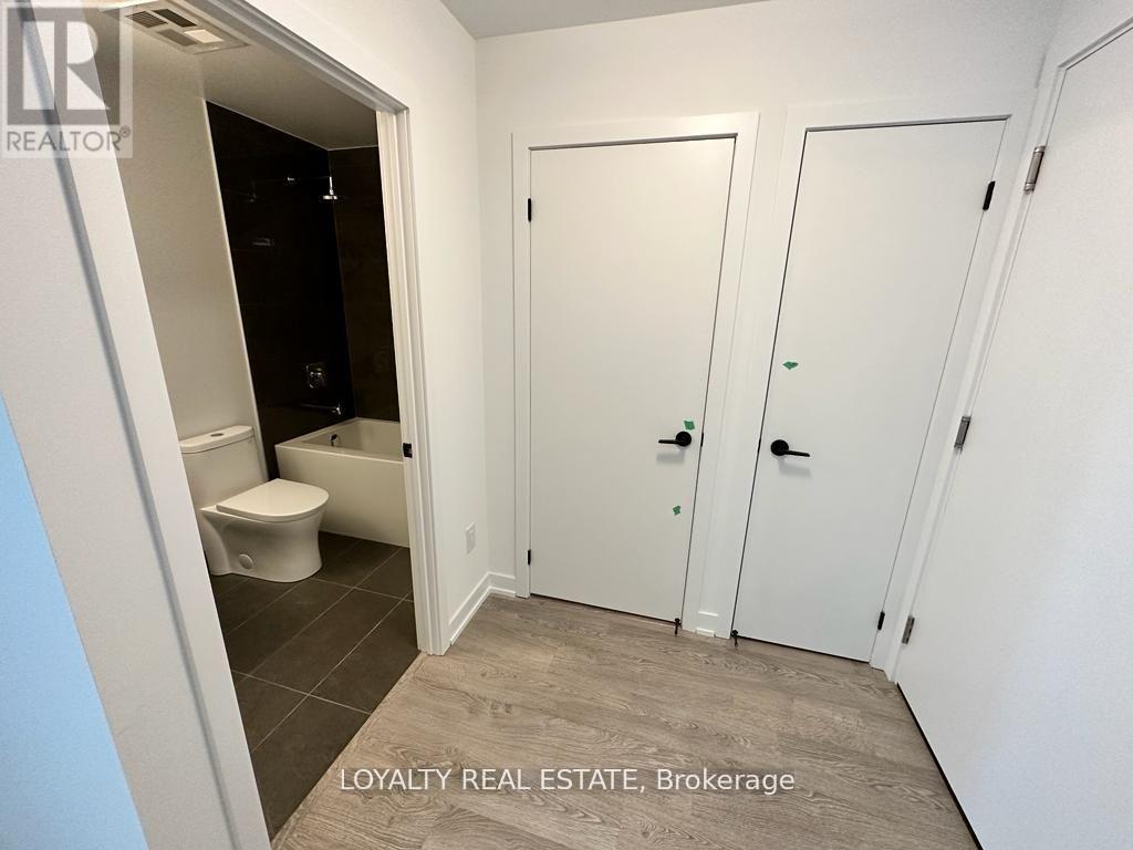 518 - 215 Lakeshore Road W, Mississauga, Ontario  L5H 1G5 - Photo 10 - W12633298