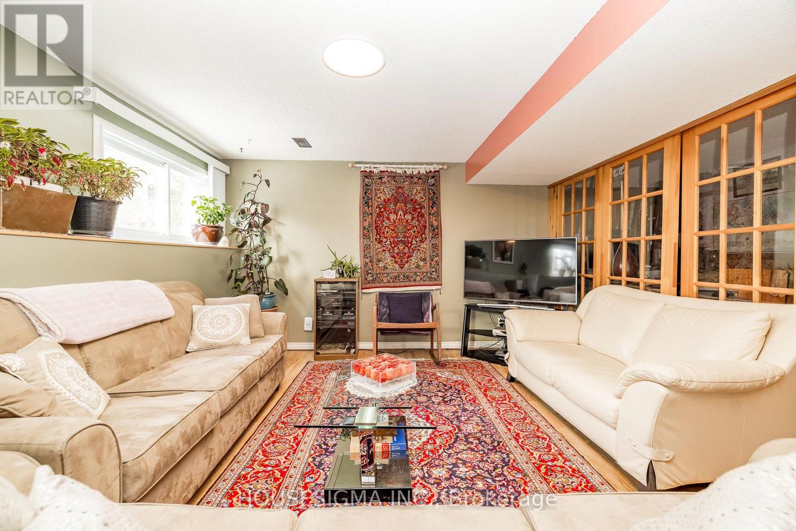 994 Charlton Drive, Ottawa, Ontario  K1J 8B3 - Photo 5 - X12633306