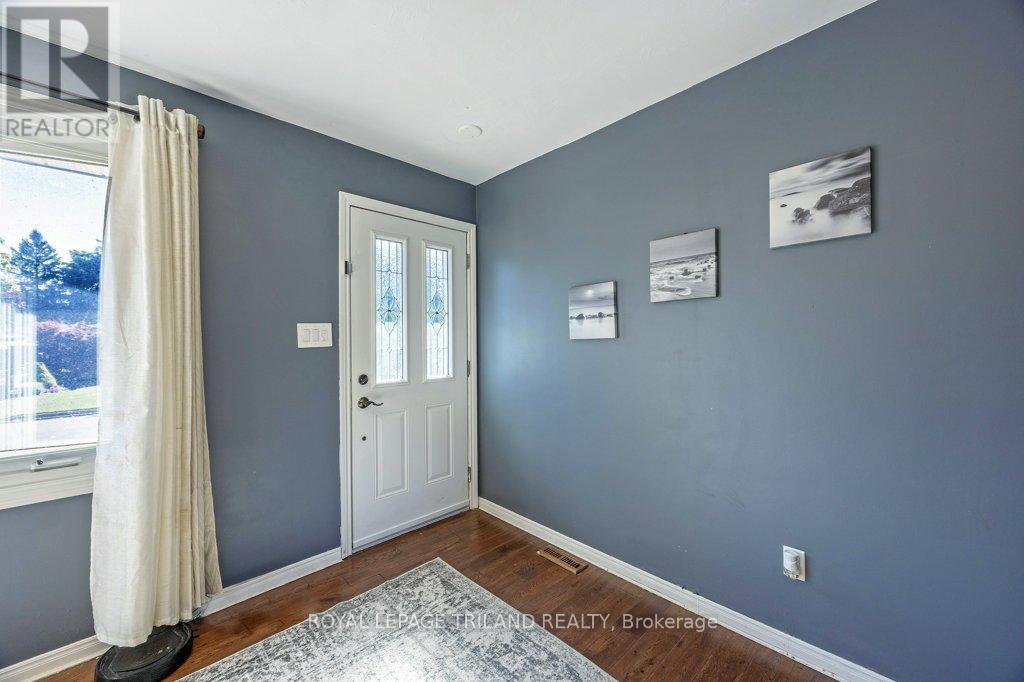 17 Vanbuskirk Drive, St. Thomas, Ontario  N5R 4Z1 - Photo 4 - X12633334