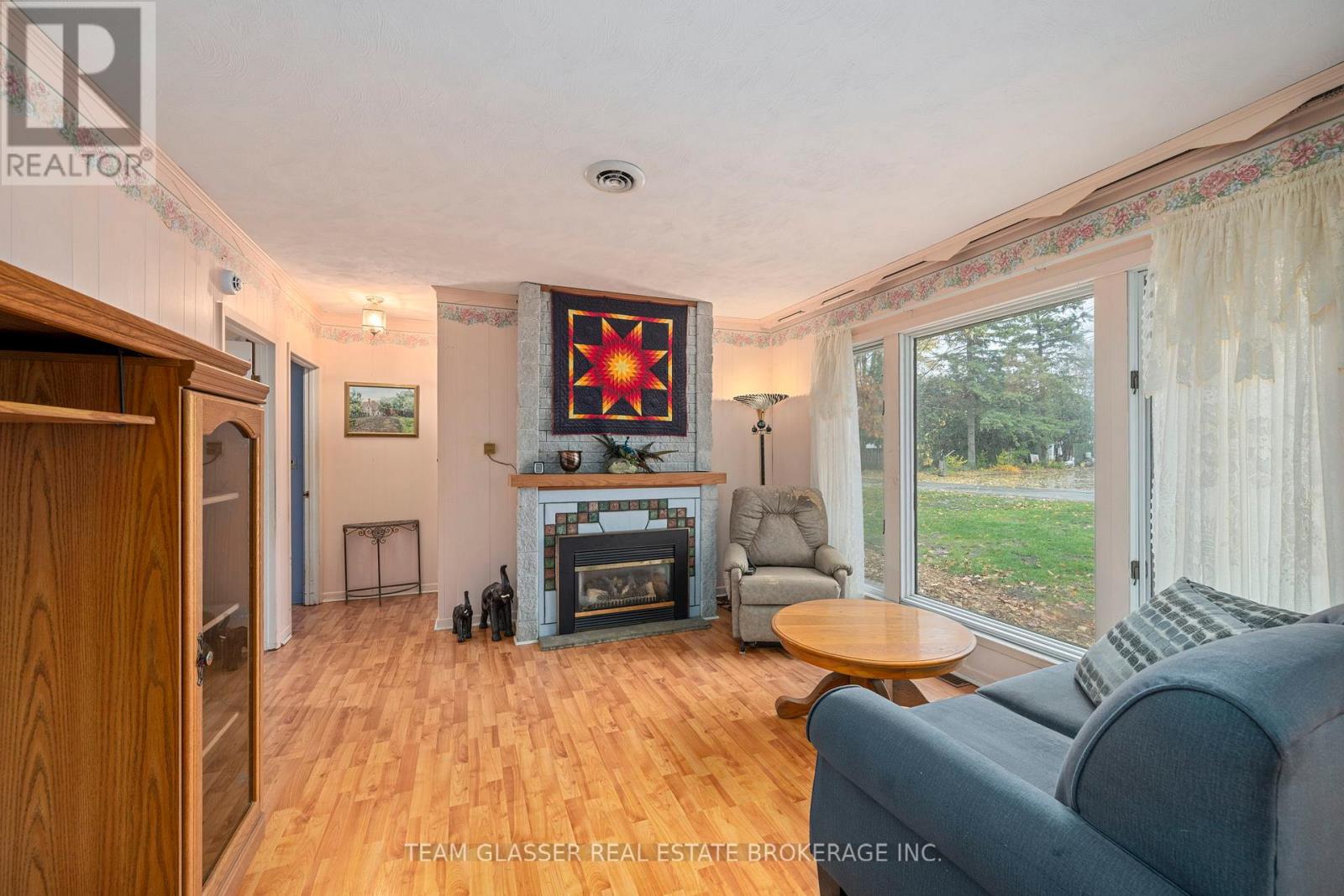 128 Centre Street, North Middlesex, Ontario  N0M 2K0 - Photo 4 - X12633348