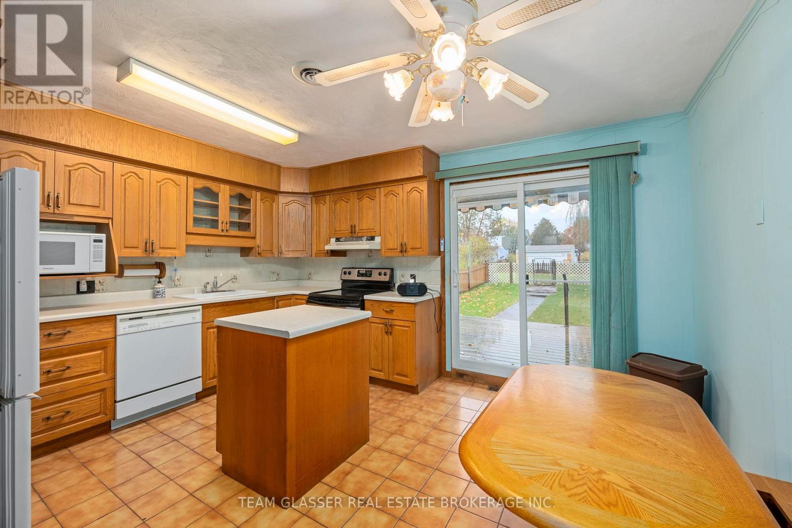 128 Centre Street, North Middlesex, Ontario  N0M 2K0 - Photo 6 - X12633348