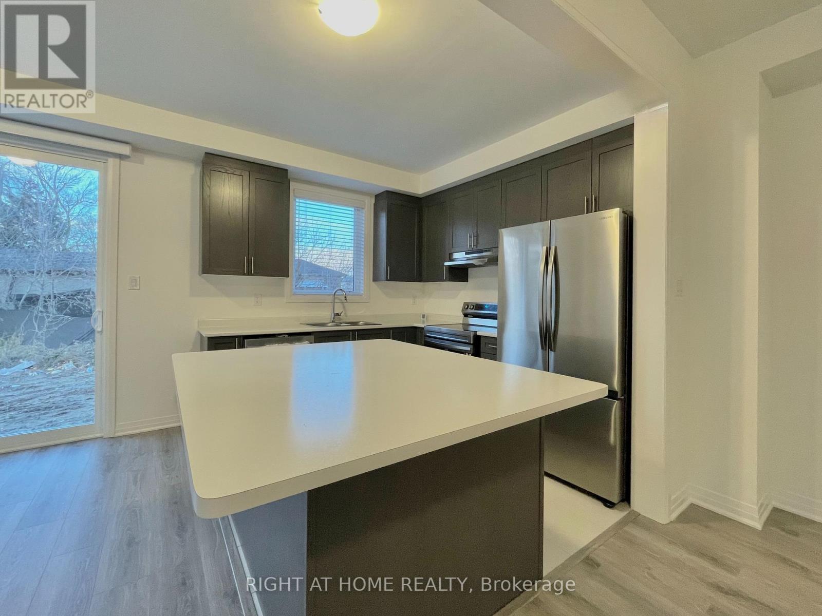 65 Kirkwood Way, Barrie, Ontario  L9J 0K7 - Photo 6 - S12459365