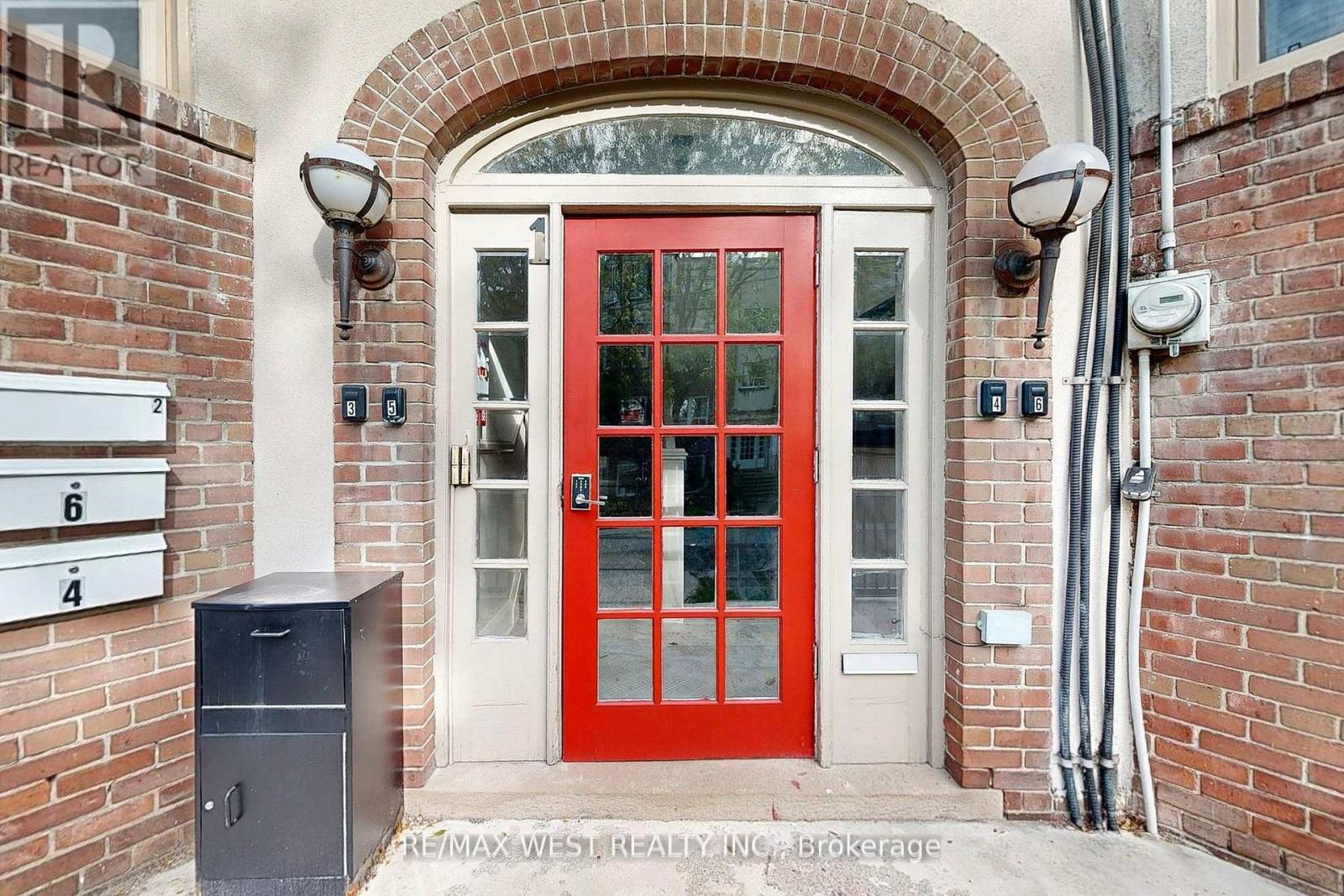 Building 1 Unit 2 - 9 Humewood Court, Toronto, Ontario  M6C 1C9 - Photo 4 - C12633478