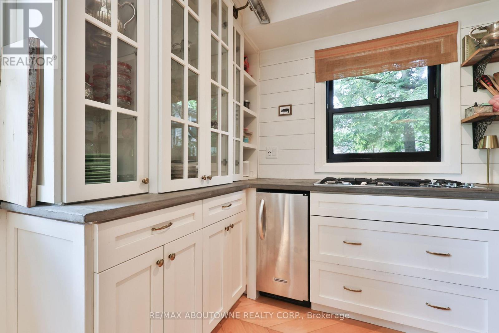 52 Kerr Street, Oakville, Ontario  L6K 3A1 - Photo 12 - W12633368