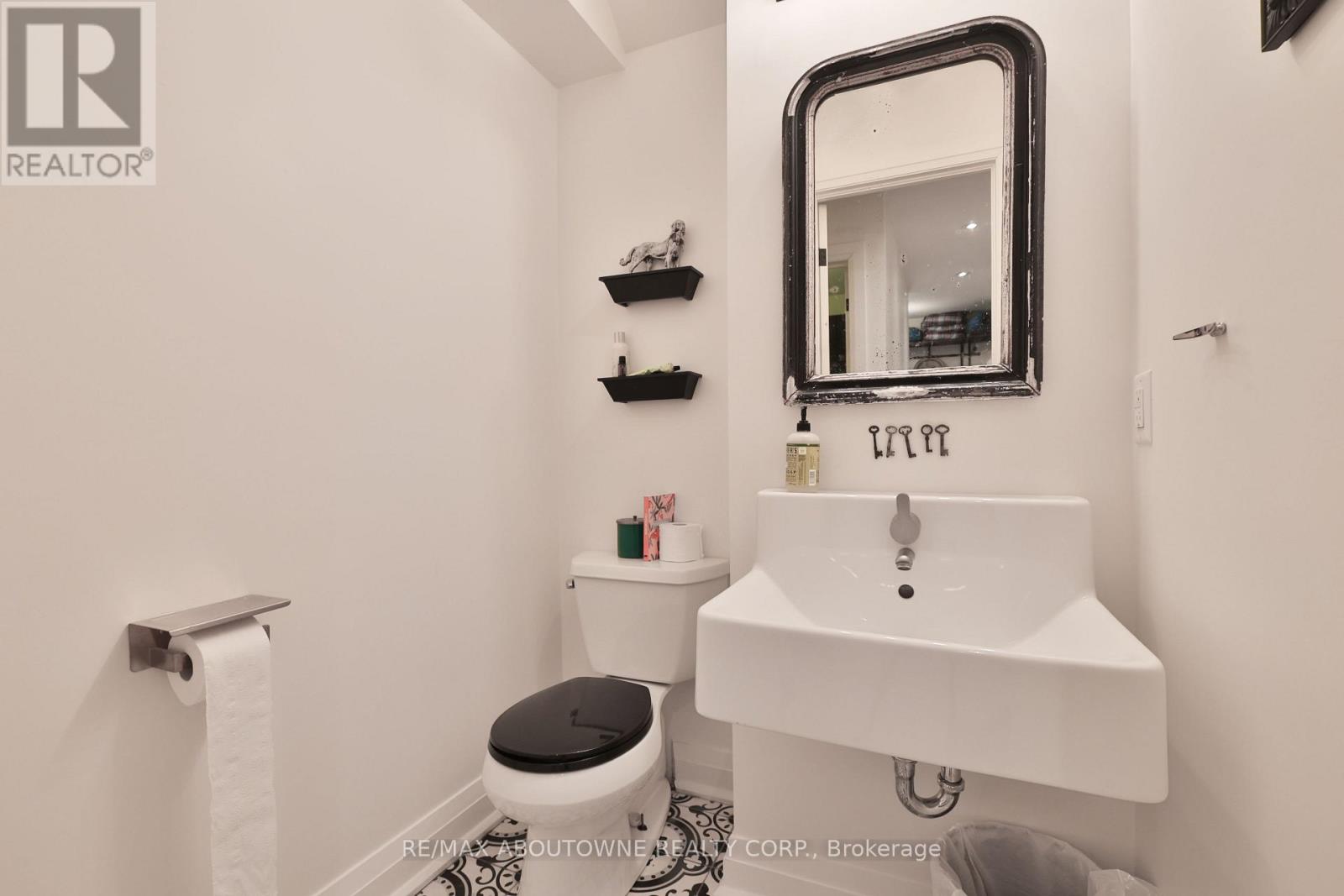 52 Kerr Street, Oakville, Ontario  L6K 3A1 - Photo 14 - W12633368