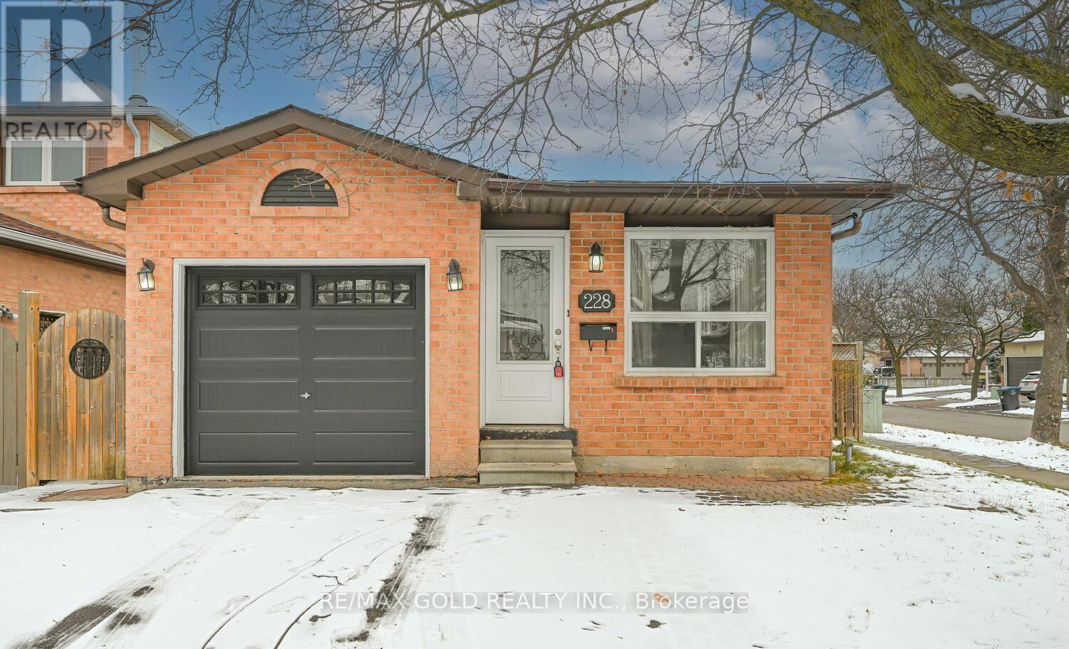 228 Martindale Crescent, Brampton, Ontario  L6X 2V2 - Photo 2 - W12633378