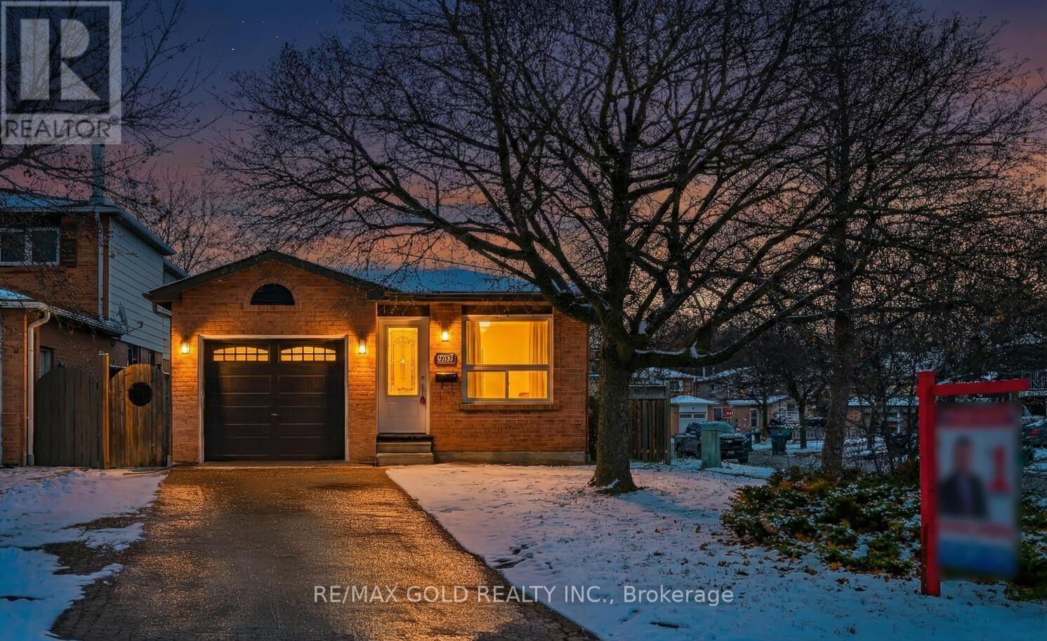 228 Martindale Crescent, Brampton, Ontario  L6X 2V2 - Photo 3 - W12633378