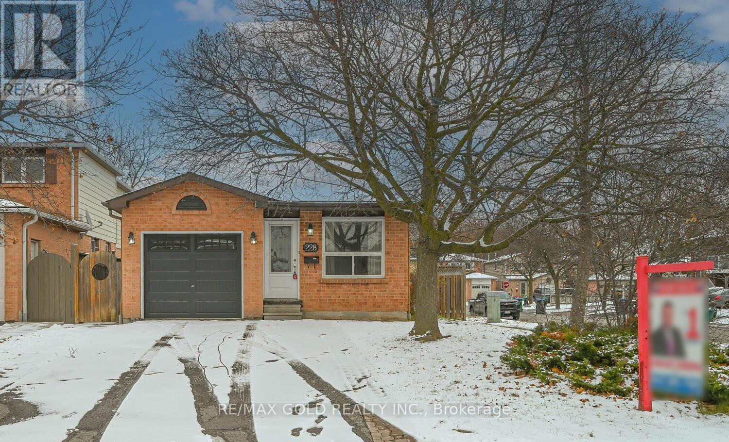 228 Martindale Crescent, Brampton, Ontario  L6X 2V2 - Photo 4 - W12633378