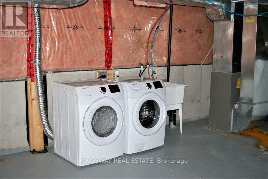 3022 Mission Hill Drive, Mississauga, Ontario  L5M 0C1 - Photo 5 - W12633450