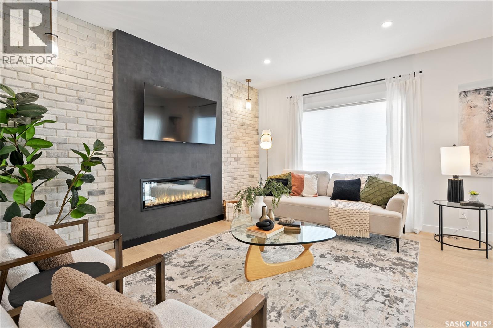 407 Doran Crescent, Saskatoon, Saskatchewan S7V 1L1 - Photo 2 - SK000008