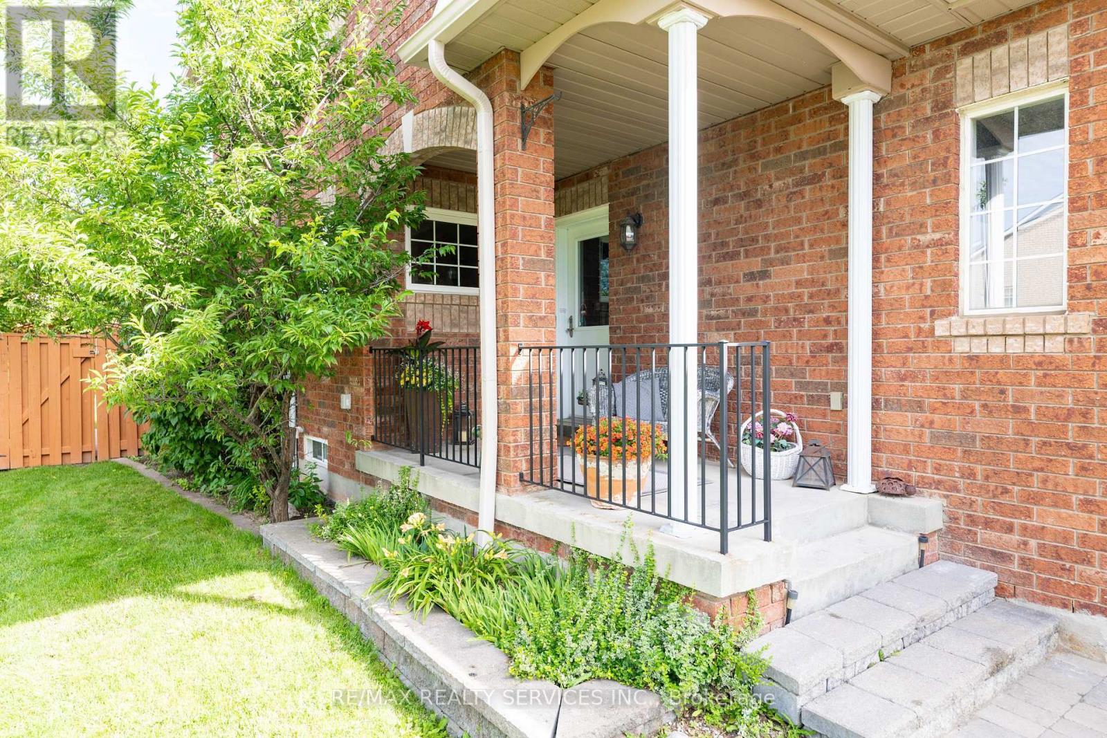 1 Daisy Court, Brampton, Ontario  L7A 1J8 - Photo 9 - W12501894