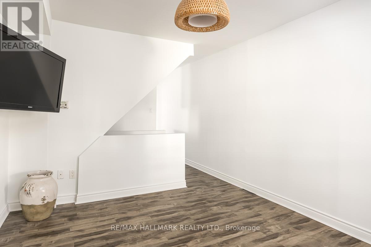 801 Sammon Avenue, Toronto, Ontario  M4C 2E7 - Photo 3 - E12633518