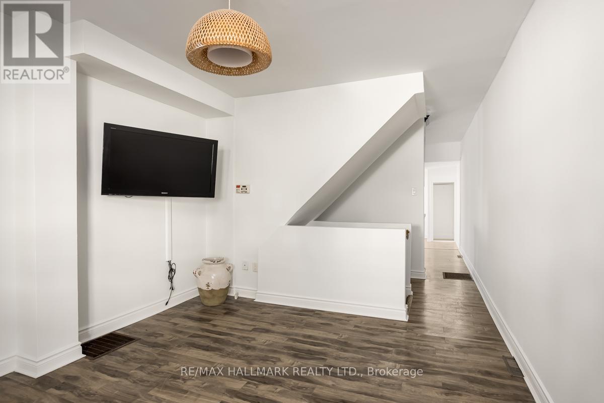 801 Sammon Avenue, Toronto, Ontario  M4C 2E7 - Photo 4 - E12633518