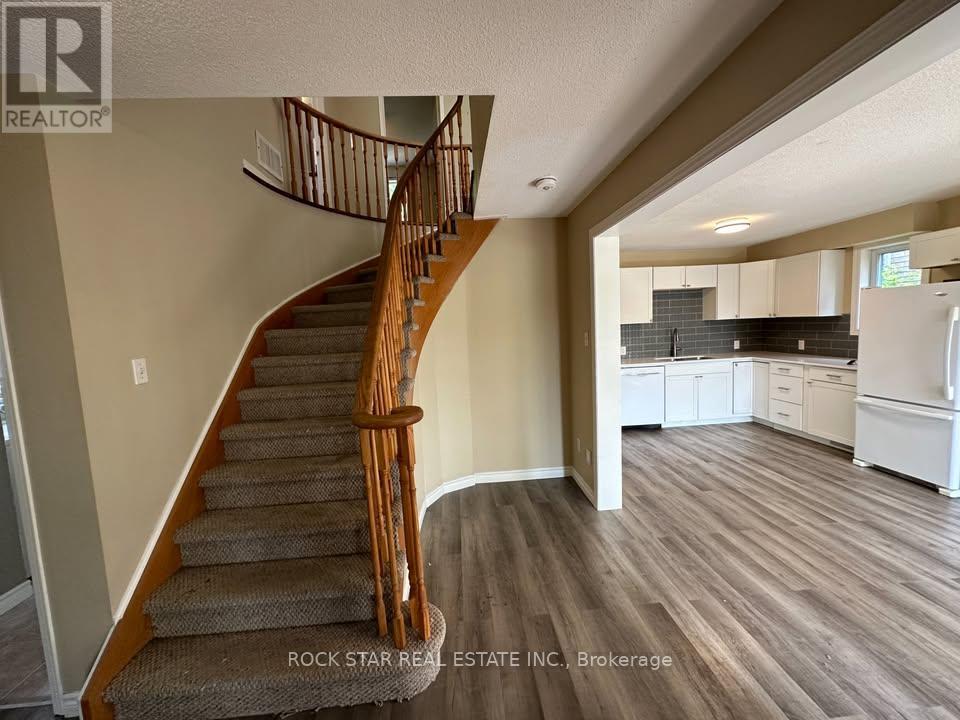 Upper - 31 Red Oak Drive, Barrie, Ontario  L4N 9M3 - Photo 2 - S12633498