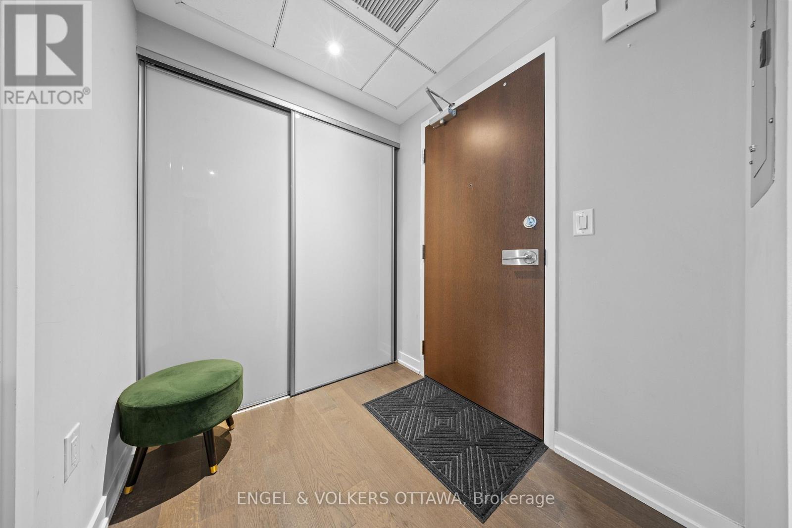 709 - 199 Slater Street, Ottawa, Ontario  K1P 0C8 - Photo 2 - X12633666