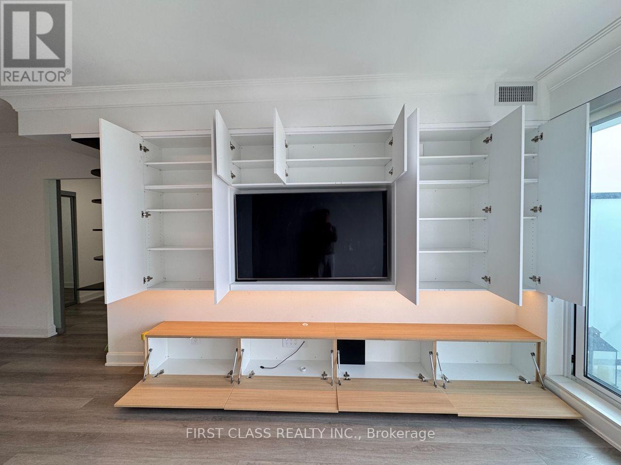 707 - 8 Water Walk Drive, Markham, Ontario  L3R 6L4 - Photo 4 - N12621416