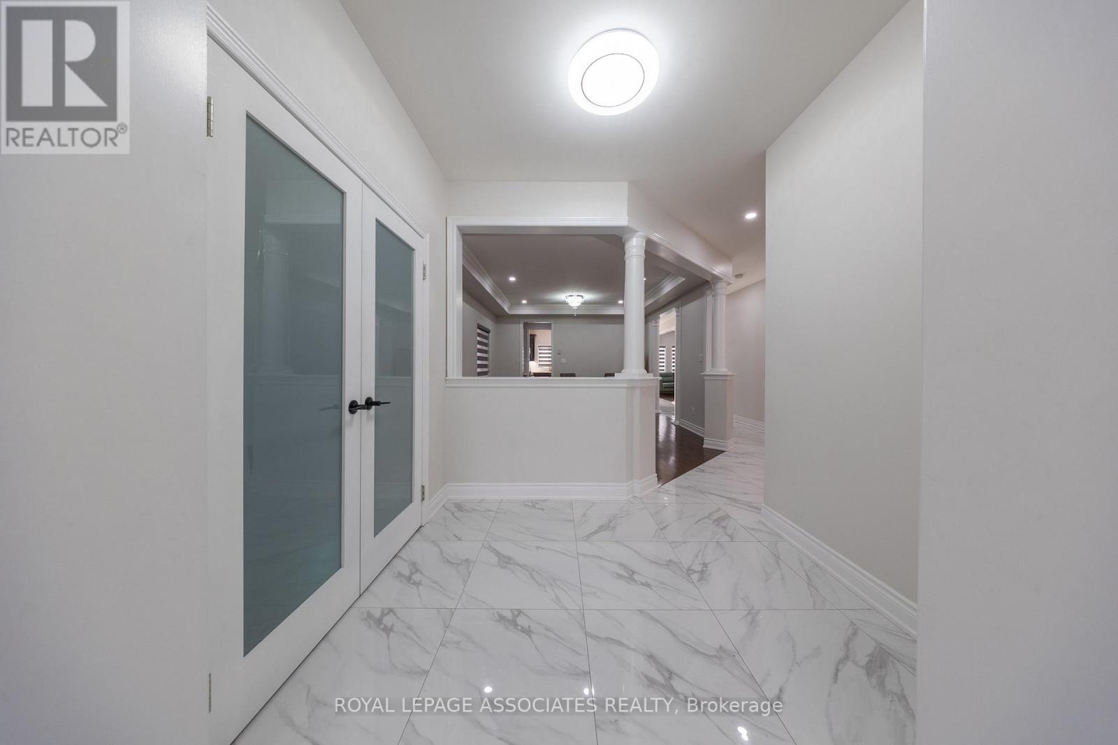 96 Maverick Crescent, Vaughan (Patterson), Ontario  L6A 4L1 - Photo 5 - N12633660