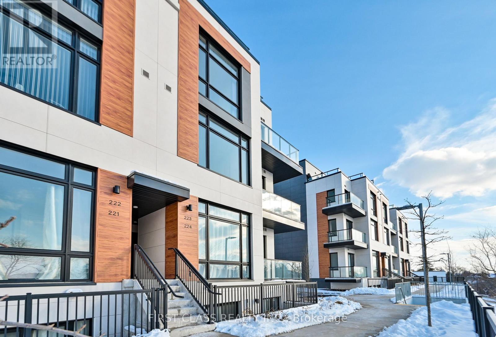 223 - 8 Steckley House Lane, Richmond Hill, Ontario  L4S 0N1 - Photo 2 - N12633680