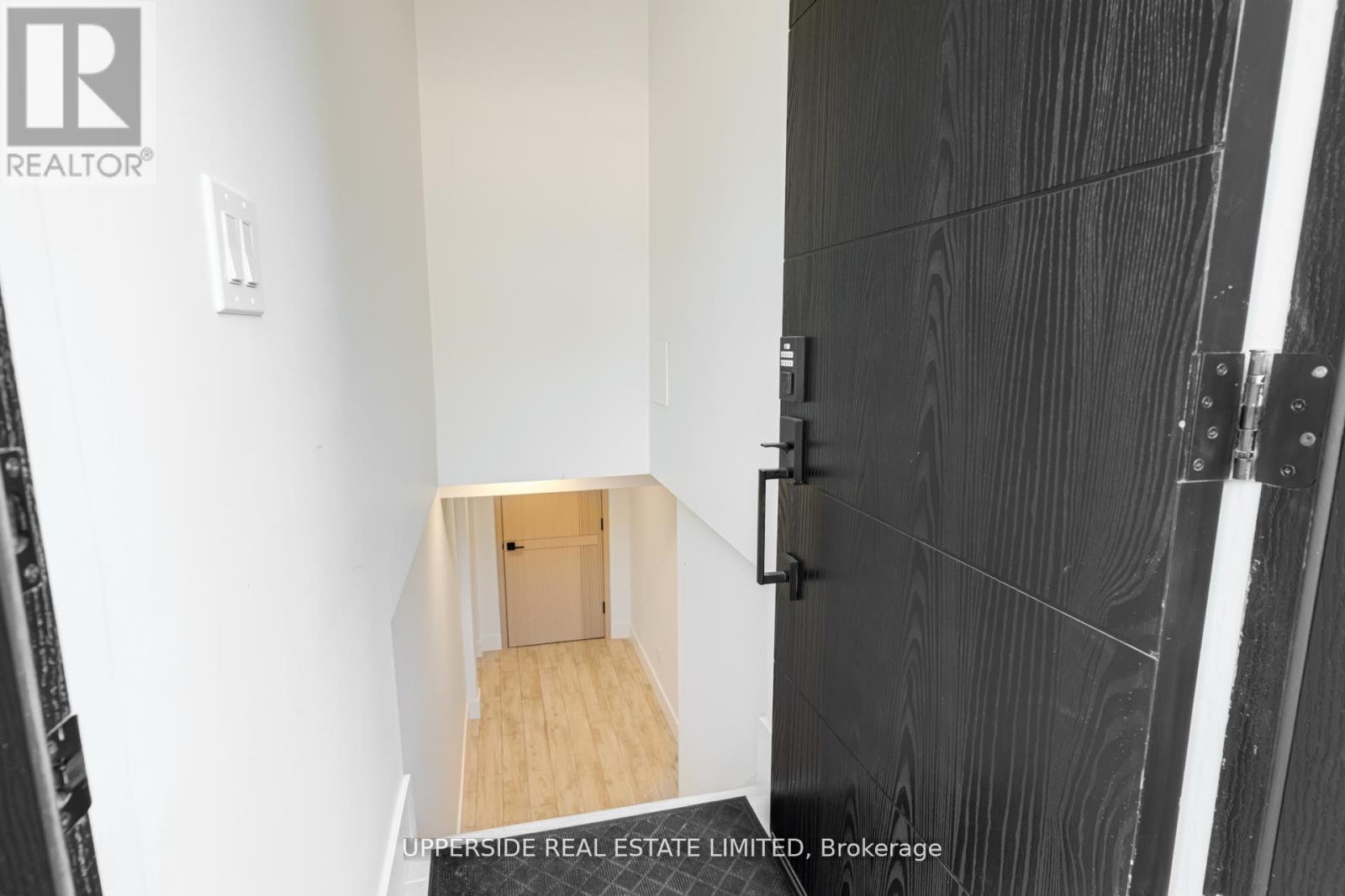 Lower 61 Marlin Court, Newmarket (Bristol-London), Ontario  L3Y 2W7 - Photo 4 - N12633722