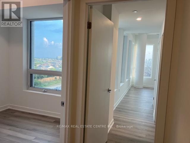 727 - 1005 Dundas Street, Oakville, Ontario  L6H 8C7 - Photo 4 - W12633602